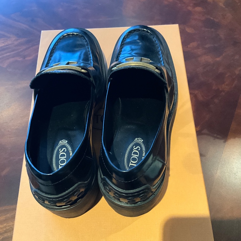 TOD’S Black Leather Lugg Sole Loafer in Size 9 with Gold Buckle - Picture 5 of 7